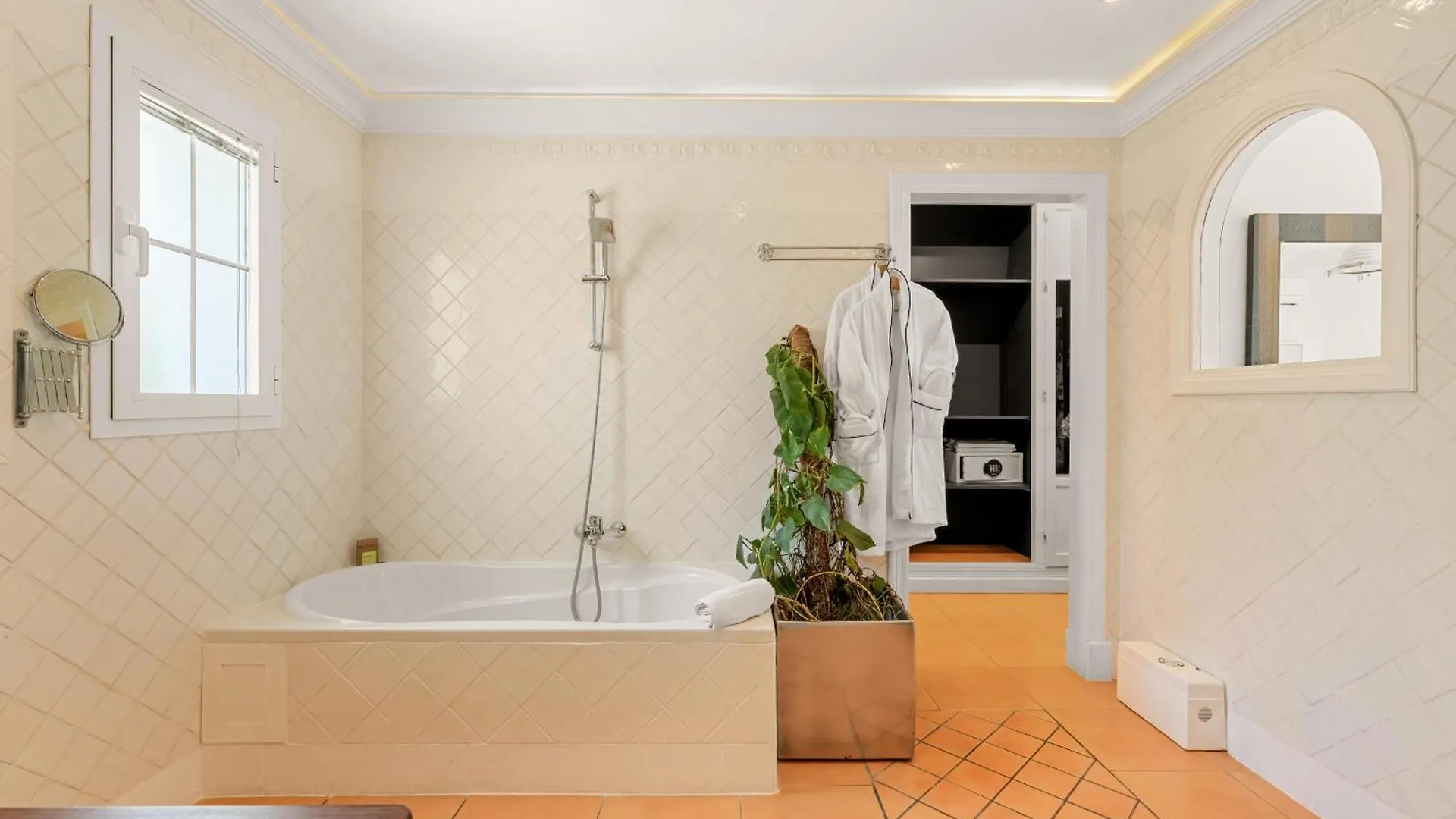 Molo Luxury Suites Puerto Banus Marbella Hotel